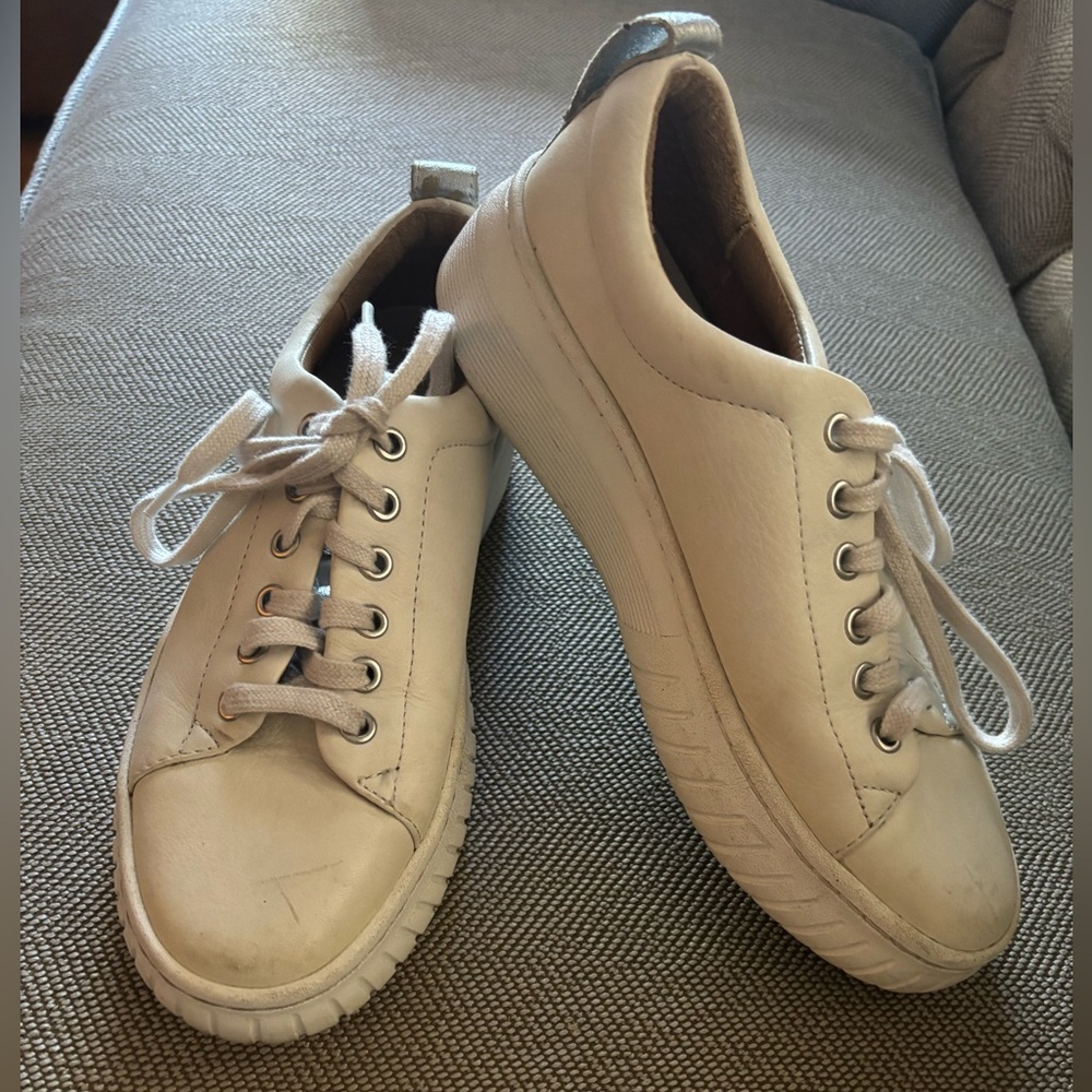 Sofft White Leather Sneakers size 8.5 silver accents